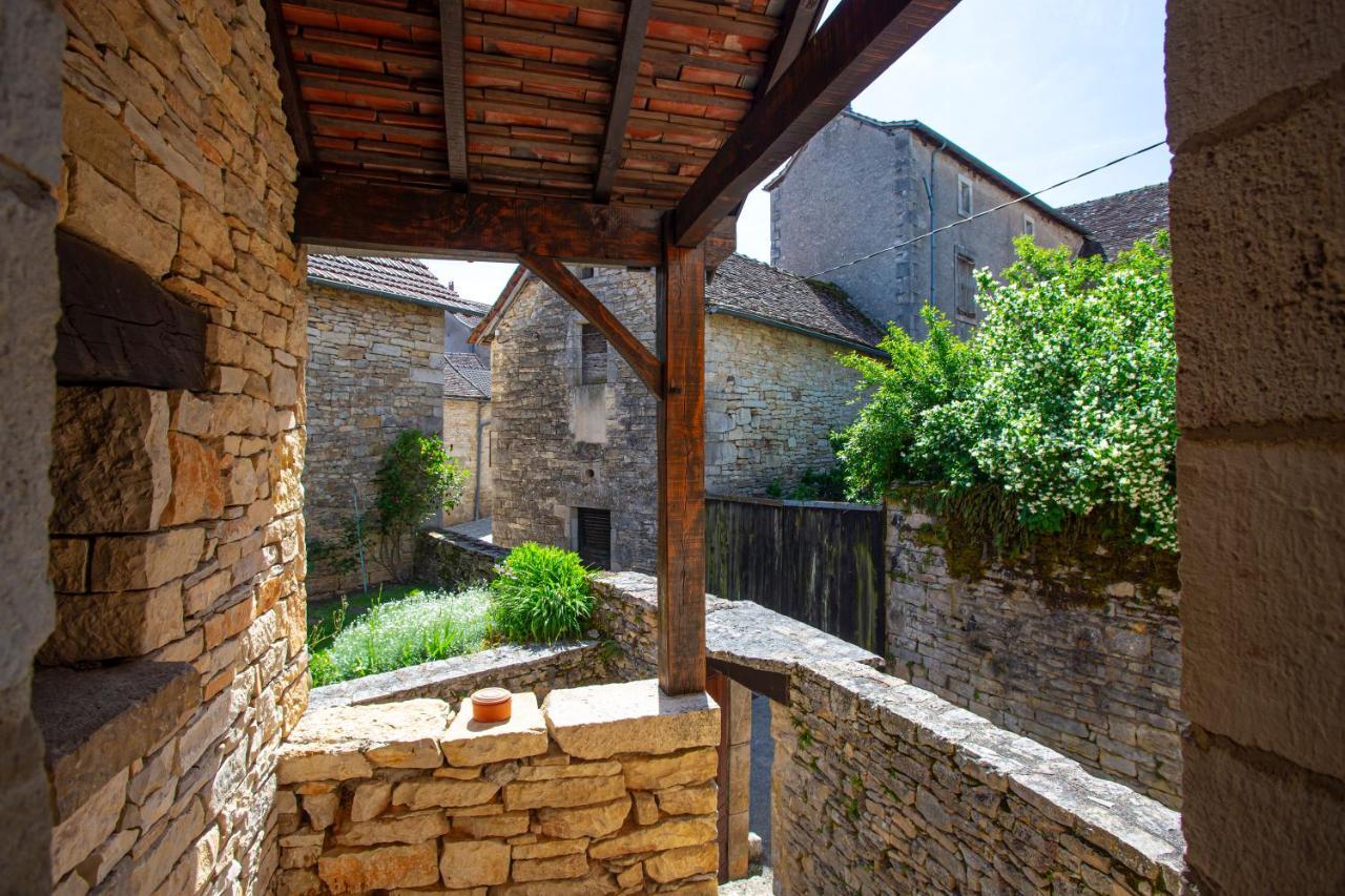 Maison En Pierres Au Coeur Du Village Medieval De Villeneuve Exterior photo