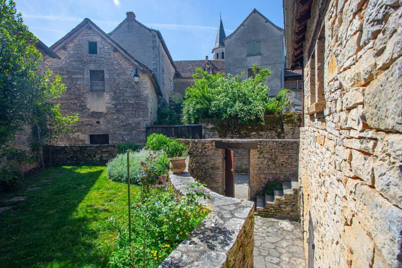 Maison En Pierres Au Coeur Du Village Medieval De Villeneuve Exterior photo